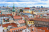 Blick über die roten Dächer der Stadt Prag und die Burg, Prag, Tschechische Republik (Tschechien), Europa