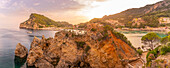 Blick auf Küstenlinie und Ionisches Meer bei Palaiokastritsa bei Sonnenuntergang, Palaiokastritsa, Korfu, Ionisches Meer, Griechische Inseln, Griechenland, Europa