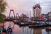 Sonnenuntergang über der Skyline der Stadt mit dem Witte Huis (Weißes Haus) und dem alten Hafen, Rotterdam, Südholland, Niederlande, Europa