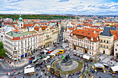 Denkmal für den Theologen und Philosophen Jan Hus aus dem 15. Jahrhundert, Altstädter Ring während eines Volksfestes, UNESCO-Weltkulturerbe, Prag, Böhmen, Tschechische Republik (Tschechien), Europa