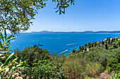 Blick auf das Ionische Meer und die Küstenlinie bei Kassiopi, Kassiopi, Korfu, Ionisches Meer, Griechische Inseln, Griechenland, Europa