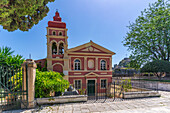 Blick auf die Heilige Kirche der Jungfrau Maria Mandrakina vom Garten des Volkes in Korfu Stadt, Korfu, Ionisches Meer, Griechische Inseln, Griechenland, Europa