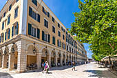 Blick auf Gebäude und Restaurants an der Liston Esplanade, Altstadt von Korfu, Korfu, Ionische Inseln, Griechische Inseln, Griechenland, Europa