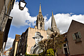 Wandbild mit dem Porträt von Jean Moulin, 1899-1943, Held der französischen Résistance während des Zweiten Weltkriegs, mit den Türmen der Kathedrale im Hintergrund, Stadt Chartres, Departement Eure-et-Loir, Region Centre-Val-de-Loire, Frankreich, Europa