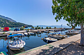 Blick auf Hafenboote am Saint Mark Pier in Ipsos, Ipsos, Korfu, Ionisches Meer, Griechische Inseln, Griechenland, Europa