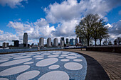 Kunst vor der Skyline der Stadt, Zonder Titel-Hermn Lamers, Rotterdam, Die Niederlande, Europa