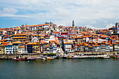 Blick über den Fluss Duoro auf das historische Zentrum und die Uferpromenade von Porto, UNESCO-Weltkulturerbe, Porto, Norte, Portugal, Europa