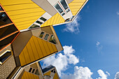 Cube Houses, leuchtend gelbe einzigartige Würfelarchitektur mit blauem Himmel, Rotterdam, Niederlande, Europa