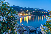 Blick auf das Ionische Meer und den Strand von Ipsos in Ipsos in der Abenddämmerung, Ipsos, Korfu, Ionisches Meer, Griechische Inseln, Griechenland, Europa