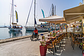 Blick auf Boote und Cafés im Hafen von Gaios Stadt, Paxos, Ionisches Meer, Griechische Inseln, Griechenland, Europa