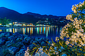 Blick auf das Ionische Meer und den Strand von Ipsos in Ipsos in der Abenddämmerung, Ipsos, Korfu, Ionisches Meer, Griechische Inseln, Griechenland, Europa