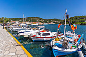 Blick auf Boote im Hafen von Gaios Stadt, Paxos, Ionisches Meer, Griechische Inseln, Griechenland, Europa