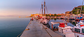 Blick auf Boote im Alten Hafen bei Sonnenuntergang, Korfu, Ionisches Meer, Griechische Inseln, Griechenland, Europa