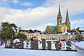 Chatelet square and the Cathedral of Chartres in the snow, UNESCO World Heritage Site, Chartres, department of Eure-et-Loir, Centre-Val-de-Loire region, France, Europe