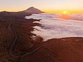 Luftaufnahme einer Drohne von einem beeindruckenden Sonnenuntergang im Teide-Nationalpark, UNESCO-Weltkulturerbe, Teneriffa, Kanarische Inseln, Spanien, Atlantik, Europa