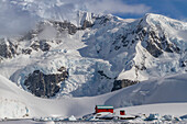 Blick auf die argentinische Basis Almirante Brown, benannt nach Guillermo Brown von der argentinischen Marine, Paradise Bay, Antarktis, Polargebiete