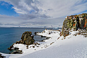 Blick auf die schneebedeckte Halbmondinsel in der Süd-Shetland-Gruppe, Antarktis, Südlicher Ozean, Polargebiete