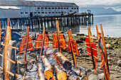 Räuchern von Lachs über einem Erlenholzfeuer durch das Volk der Kwakwaka'wakw in Alert Bay, British Columbia, Kanada, Nordamerika