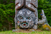 Totempfähle auf dem Friedhof der First Nations Kwakwaka'wakw in Alert Bay, British Columbia, Kanada, Nordamerika