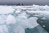 Ein Blick auf Kap Tegetthoff auf der Insel Hall (Gallya) in Franz Josef Land, Russland, Arktischer Ozean, Eurasien