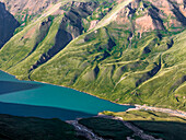 Luftaufnahme des Kol Ukok Sees umgeben von grünen Bergen unter blauem Himmel, Kirgisistan, Zentralasien, Asien