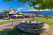 Blick auf Tavernen im Hafen von Thassos Stadt, Thassos, Ägäisches Meer, Griechische Inseln, Griechenland, Europa