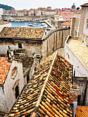 Die Dächer von Dubrovnik von den Stadtmauern aus, Dubrovnik, Kroatien, Europa