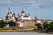 Blick auf das russisch-orthodoxe Solowezki-Kloster, das 1436 von zwei Mönchen auf der Insel Bolschoi gegründet wurde, UNESCO-Weltkulturerbe, Onega-Bucht, Gebiet Archangel, Russland, Arktis, Europa