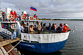 Religiöse Pilger auf der Fähre Wassili Kosjakow zum russisch-orthodoxen Solowezki-Kloster, Insel Bolschoi, UNESCO-Weltkulturerbe, Onega-Bucht, Gebiet Archangel, Russland, Arktis, Europa