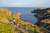 Wanderer am Bach Cala Fredosa, Cap Creus, Costa Brava, Katalonien, Spanien, Europa