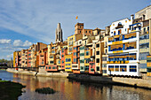 House fronts including the white Casa Maso, birthplace of Catalan architect Rafael Maso, 1880-1935, by the Onyar River, with the belltower of Collegiate Church of San Felix in the background, Girona, Catalonia, Spain, Europe