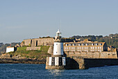 Einfahrt in den Hafen von Saint Peter Port, Insel Guernsey, Vogtei Guernsey, Britische Kronkolonie, Ärmelkanal, Europa