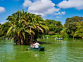 Ruderboote auf dem See des Parc de la Ciutadella, Barcelona, Katalonien, Spanien, Europa