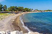 Blick auf den Strand im Hafen von Skala Prinos, Thassos, Ägäisches Meer, Griechische Inseln, Griechenland, Europa