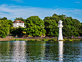 Der Scott Memorial-Leuchtturm am Roath Park Lake, Cardiff, Wales, Vereinigtes Königreich, Europa