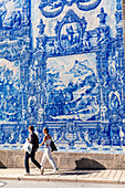 Blaue Fliesen (Azulejos) an der Außenseite der Kapelle Santa Catarina (Kapelle der Seelen), UNESCO-Weltkulturerbe, Porto, Norte, Portugal, Europa