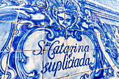 Blaue Fliesen (Azulejos) an der Außenseite der Kapelle Santa Catarina (Kapelle der Seelen), UNESCO-Welterbe, Porto, Norte, Portugal, Europa