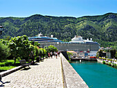 Kreuzfahrtschiff und Stadtmauern, Kotor, UNESCO-Welterbe, Montenegro, Europa