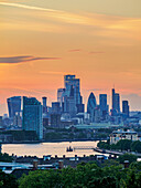 Blick über die Themse auf die City in der Abenddämmerung, London, England, Vereinigtes Königreich, Europa