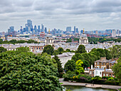 Blick über den Greenwich Park in Richtung Old Royal Naval College, UNESCO-Weltkulturerbe, und Canary Wharf, Greenwich, London, England, Vereinigtes Königreich, Europa