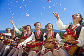 Traditionell gekleidete junge Mädchen in einem Rosengarten während des Rosenfestes im Rosental, Kazanlak, Bulgarien, Europa