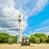 Marx- und Engels-Statuen überblicken den Berliner Fernsehturm im Marx-Engels-Forum, einem öffentlichen Park im Bezirk Mitte, Berlin, Deutschland, Europa