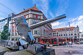 Blick auf Knus Nazismen Skulptur und Architektur in Jernbanetorget, Oslo, Norwegen, Skandinavien, Europa