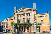 Blick auf den Eingang des Nationaltheaters vom Stortingsparken aus, Oslo, Norwegen, Skandinavien, Europa