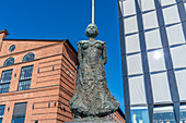 Blick auf die Aasta Hansteen-Statue und Architektur am Wasser im Hintergrund, Aker Brygge, Oslo, Norwegen, Skandinavien, Europa