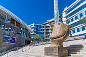 Blick auf die Skulptur MOONRISE.east.November von Ugo Rondinone, in Strandpromenaden, Aker Brygge, Oslo, Norwegen, Skandinavien, Europa