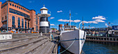 Blick auf Cafés am Wasser und den Osloer Leuchtturm, Aker Brygge, Oslo, Norwegen, Skandinavien, Europa