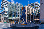 Blick auf die What's Next Skulptur von Brendan Murphy, 2023, im Bryggertorget, Aker Brygge, Oslo, Norwegen, Skandinavien, Europa