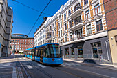 Blick auf Architektur und Straßenbahn auf dem Dokkveien, Aker Brygge, Oslo, Norwegen, Skandinavien, Europa