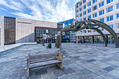 Blick auf das Osloer Konzerthaus und die Turid Angell Eng-Skulptur auf dem Johan Svendsens Plass, Oslo, Norwegen, Skandinavien, Europa